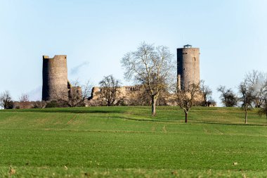 Almanya 'nın Muenzenberg harabelerinin eski ortaçağ kulelerine bakışı