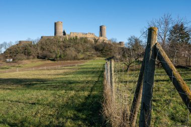 Almanya 'nın Muenzenberg harabelerinin eski ortaçağ kulelerine bakışı