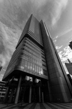 FRANKFURT AM MAIN, GERMANY - 4 Haziran 2021: Silberturm (Gümüş Kule) gökdeleni ana kiracı Deutsche Bahn, bir Alman demiryolu taşımacılığı şirketi.