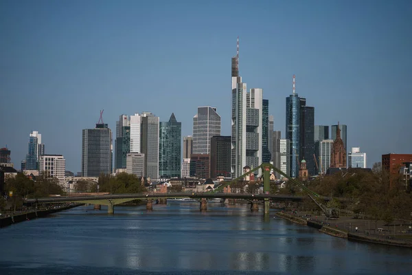 フランクフルトは 2021年4月24日にドイツ ヘッセの高層ビル群とともにフランクフルトの景色をご覧いただけます — ストック写真