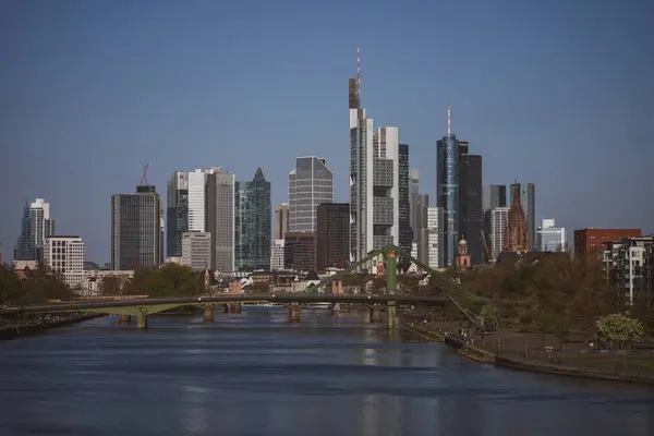 フランクフルトは 2021年4月24日にドイツ ヘッセの高層ビル群とともにフランクフルトの景色をご覧いただけます — ストック写真