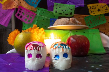 Meksika 'da bir ölüm günü kutlaması için sunakta kurukafalar şekeri.