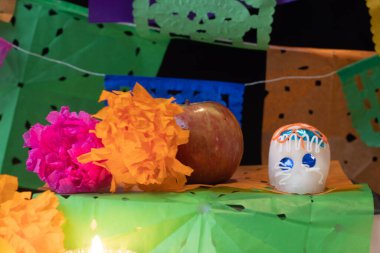 Meksika 'da bir ölüm günü kutlaması için sunakta kurukafalar şekeri.