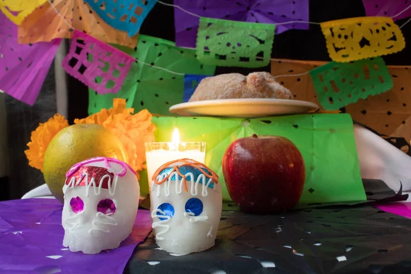 Meksika 'da bir ölüm günü kutlaması için sunakta kurukafalar şekeri.