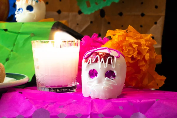 Meksika 'da bir ölüm günü kutlaması için sunakta kurukafalar şekeri.