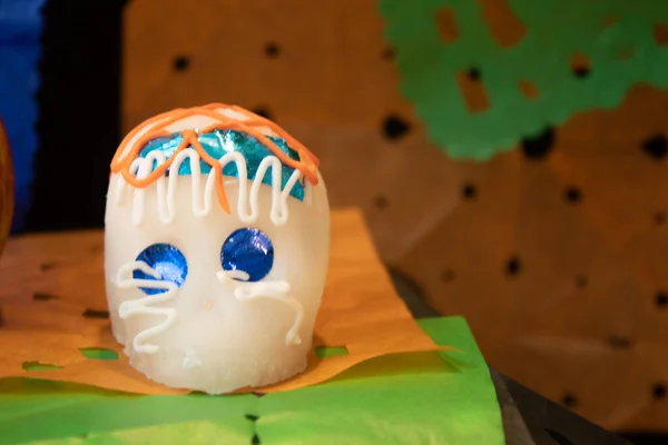 メキシコでの祭壇のお祝いの日に砂糖の頭蓋骨 メディア ムエルトスのお祝い — ストック写真