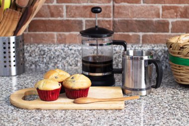 Mutfak tahtasına sarılı taze pişmiş yaban mersinli çörekler.