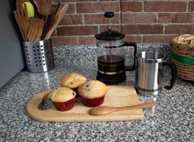 Mutfak tahtasına sarılı taze pişmiş yaban mersinli çörekler.