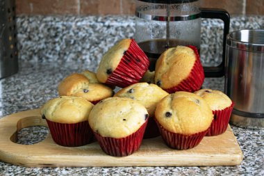 Mutfak tahtasına sarılı taze pişmiş yaban mersinli çörekler.