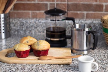 Mutfak tahtasına sarılı taze pişmiş yaban mersinli çörekler.