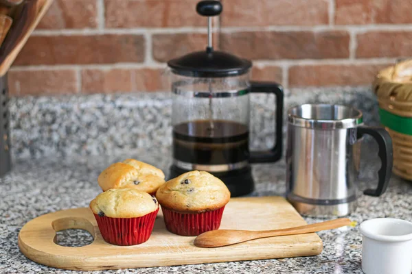 Mutfak tahtasına sarılı taze pişmiş yaban mersinli çörekler.