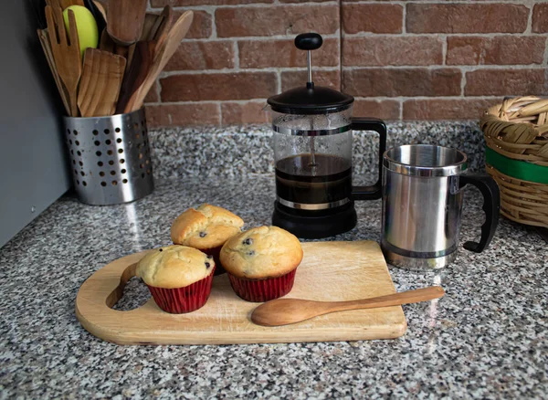 Mutfak tahtasına sarılı taze pişmiş yaban mersinli çörekler.