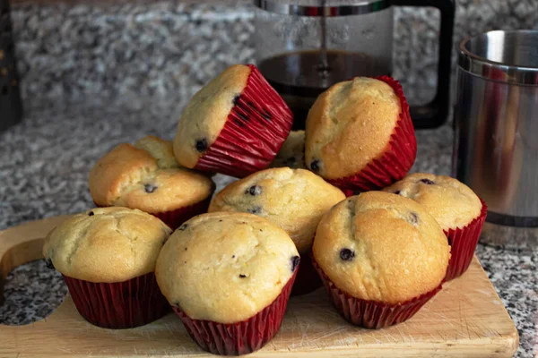 Muffins Mirtilo Recém Assados Com Envoltório Vermelho Uma Placa Cozinha — Fotografia de Stock