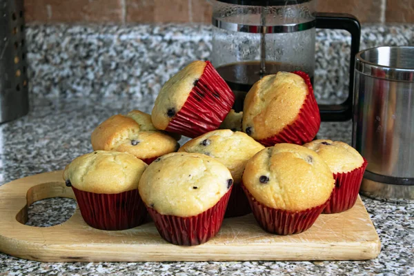 Muffins Mirtilo Recém Assados Com Envoltório Vermelho Uma Placa Cozinha — Fotografia de Stock