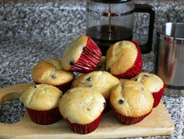 Muffins Mirtilo Recém Assados Com Envoltório Vermelho Uma Placa Cozinha — Fotografia de Stock