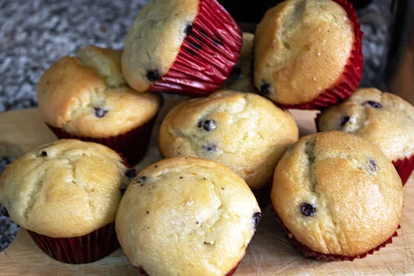 Mutfak tahtasına sarılı taze pişmiş yaban mersinli çörekler.