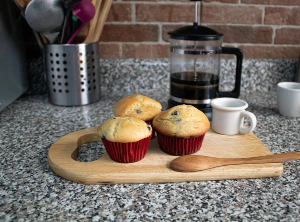 Mutfak tahtasına sarılı taze pişmiş yaban mersinli çörekler.