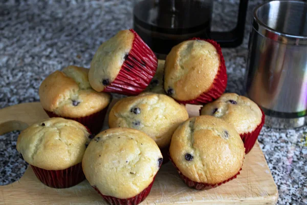 Mutfak tahtasına sarılı taze pişmiş yaban mersinli çörekler.