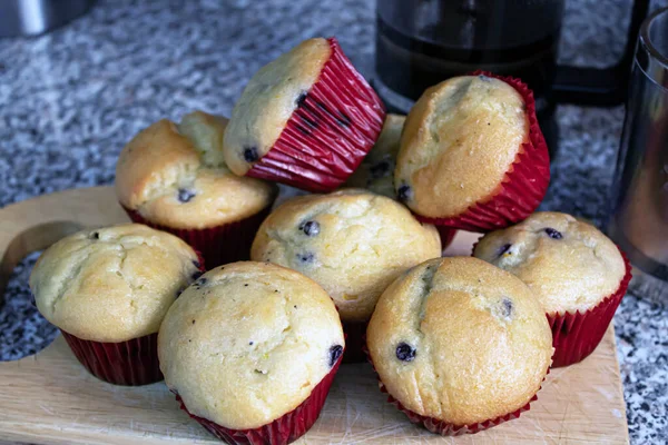 Muffins Mirtilo Recém Assados Com Envoltório Vermelho Uma Placa Cozinha — Fotografia de Stock