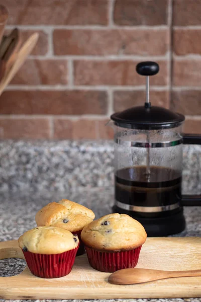 Muffins Mirtilo Recém Assados Com Envoltório Vermelho Uma Placa Cozinha — Fotografia de Stock