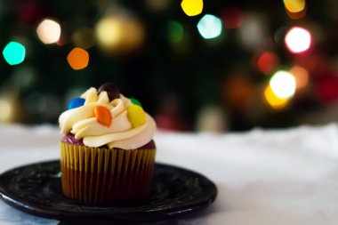 Buzlu kek, ahşap bir masa ve arka planda biraz sigara.