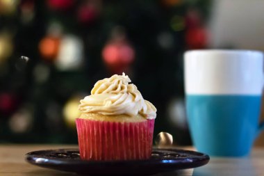 Buzlu kek, ahşap bir masa ve arka planda biraz sigara.