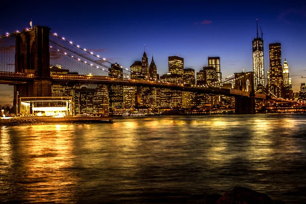 De skyline van Manhattan per nacht — Stockfoto