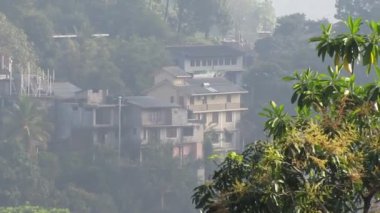 Kandy 'nin dışındaki yeşil tepeler. Sri Lanka.