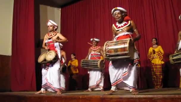 Solo Två Trummisar Sri Lankas Nationaldräkter Turistutställning Kandy Sri Lanka — Stockvideo