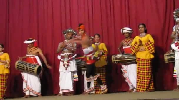 Roterende Mannelijke Danser Treedt Kandy Sri Lanka — Stockvideo