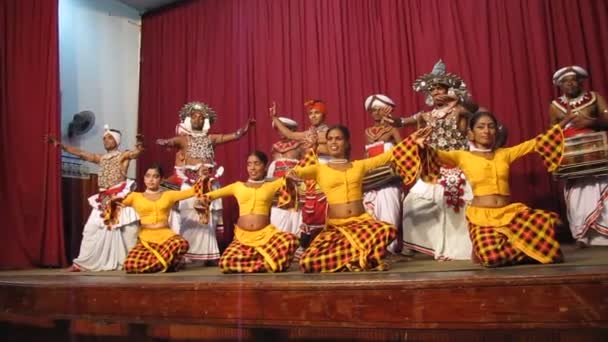 Kunstenaars Nemen Afscheid Van Toeschouwers Tijdens Een Optreden Kandy Sri — Stockvideo