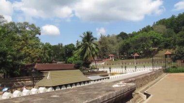 Duvarların dış görünüşü ve Diş Kalıntısı Tapınağı 'nın çevresi. Kandy, Sri Lanka.