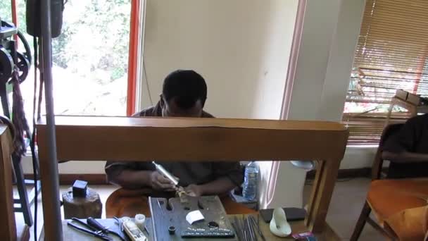 Sri Lanka Daki Bir Fabrikada Çalışan Bir Kuyumcu — Stok video