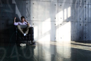 Bilgisayarlı iş adamı