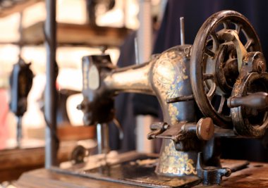 Siyah retro dikiş makinesi