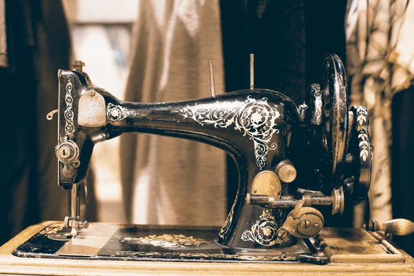 Black retro sewing machine — Stock Photo, Image