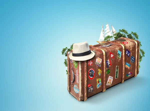 Leather suitcase of a traveler — Stock Photo, Image