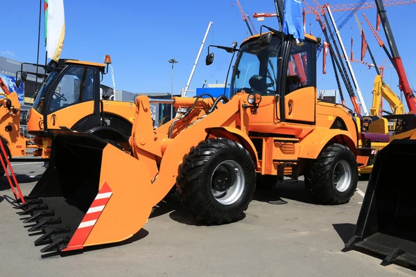 Nuevo tractor amarillo —  Fotos de Stock