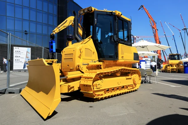 Gelber neuer Traktor — Stockfoto