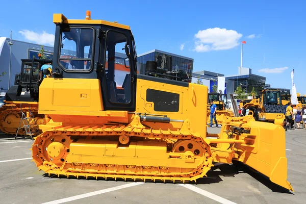 Nuevo tractor amarillo — Foto de Stock