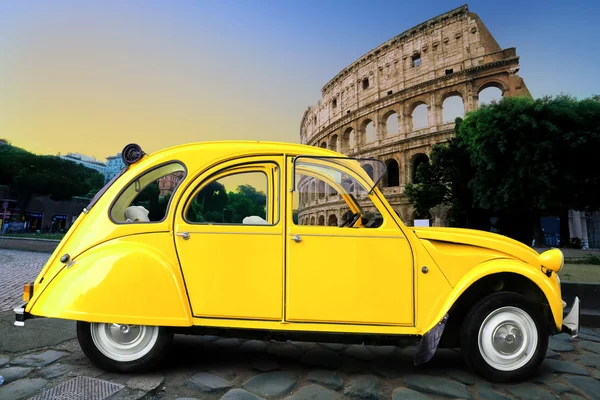 Sarı eski model araba 