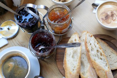 Kahvaltı, üç kavanoz reçel 