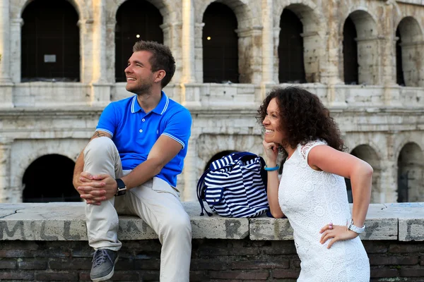 Jeune couple sur le fond du Colisée — Photo