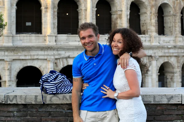 Jeune couple sur le fond du Colisée — Photo