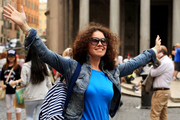 Young woman travels to Italy — Stock Photo, Image