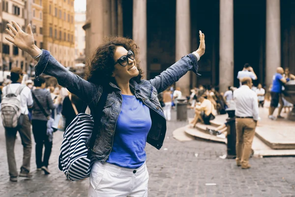 Ung kvinna reser till Italien — Stockfoto