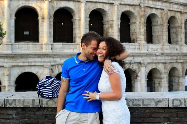 Jeune couple sur le fond du Colisée — Photo