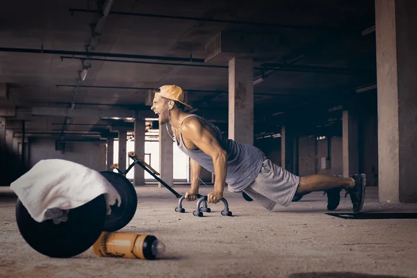 Guy in the gym — Stock Photo, Image