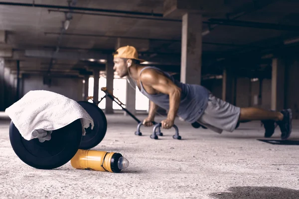 Guy in the gym — Stock Photo, Image