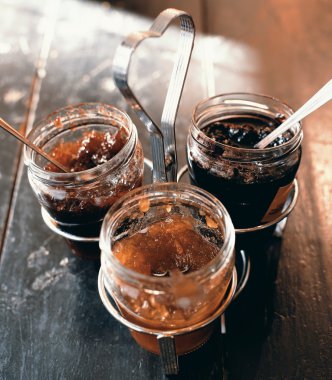 Farklı reçel ile üç kavanoz 